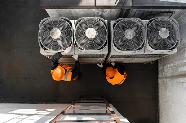 Técnicos de Climas Carey instalando condensadoras