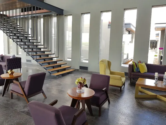 Lobby climatizado en torre departamental