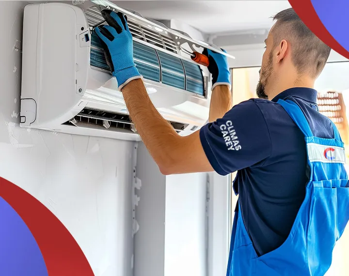 Técnico certificado dando mantenimiento a un minisplit