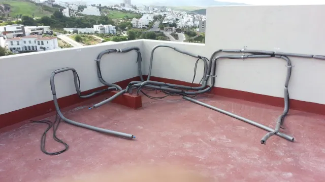 Tubería de refrigerante en azotea